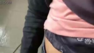 Bokep Indo Nyepong Penis Atasan Di Toilet Saat Lagi Sepi