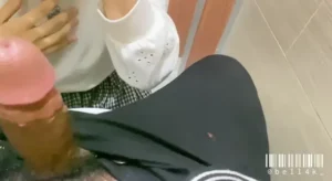 Jilbab ABG Bella Nyepong Kontol Pacarnya di Toilet Kampus